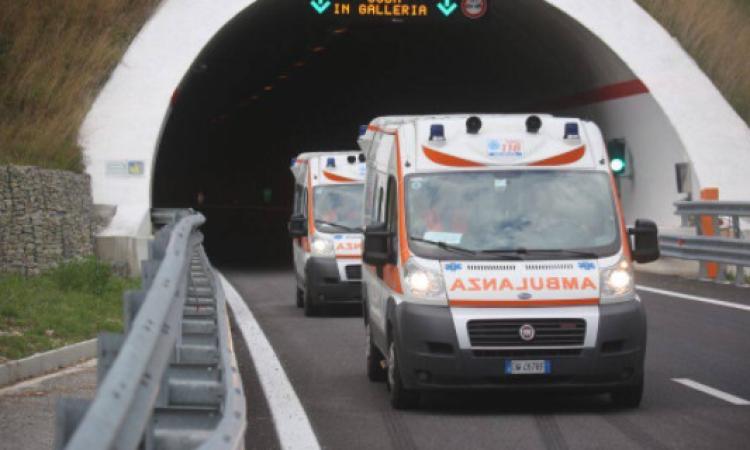 Tamponamento in galleria, un'auto si ribalta: due feriti, superstrada chiusa a Muccia