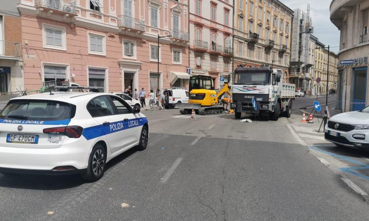 Macerata, riapre al traffico corso Cavour, ma cambiano alcune precedenze