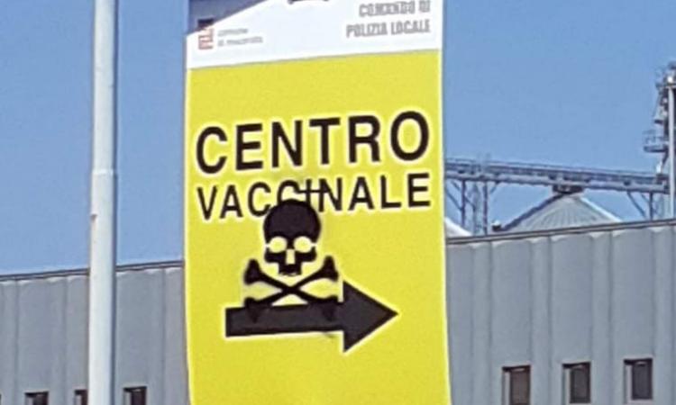 Macerata, teschi neri sulla segnaletica e sul cancello del centro vaccinale: raid nella notte Macerata, teschi neri sulla segnaletica e sul cancello del centro vaccinale: raid nella notte