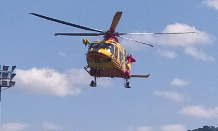 Porto Recanati, frontale tra due auto lungo la Statale Adriatica: un uomo trasportato a Torrette