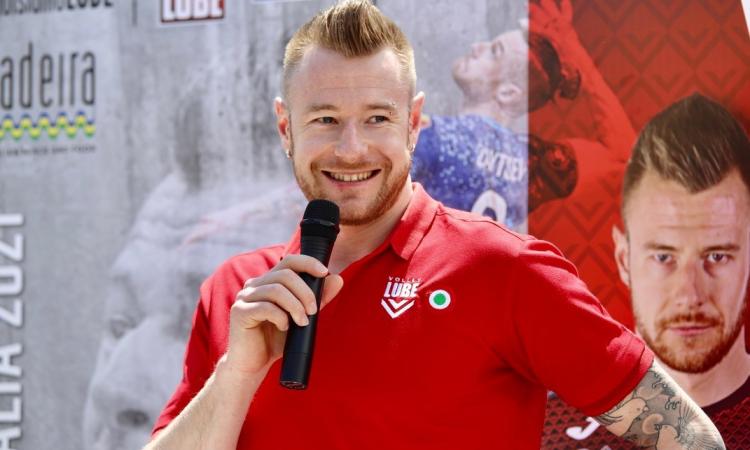 Lube, si ferma Zaytsev: dovrà operarsi al ginocchio. Cormio: "non torneremo sul mercato" Lube, si ferma Zaytsev: dovrà operarsi al ginocchio. Cormio: "non torneremo sul mercato"
