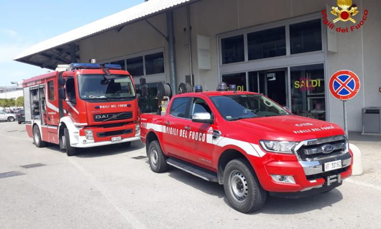 Incendio nel negozio di abbigliamento, danni all'impianto elettrico: chiusi altri 4 locali