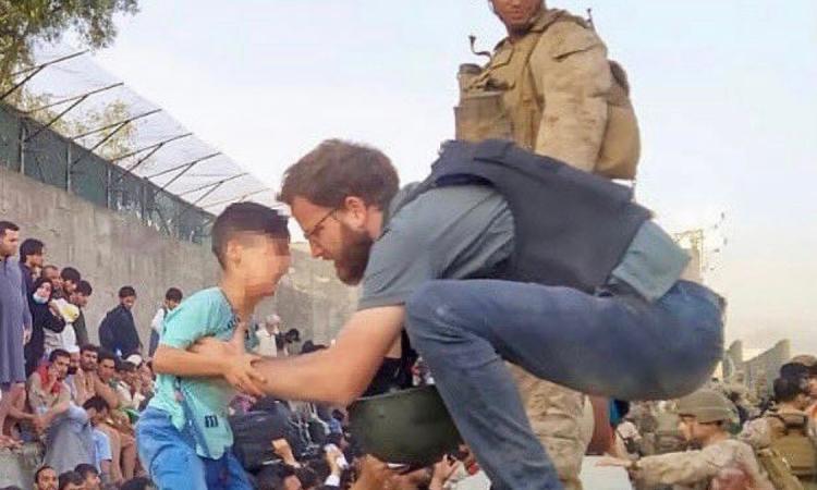 Il console Claudi si prodiga per un bambino all'aereoporto di Kabul