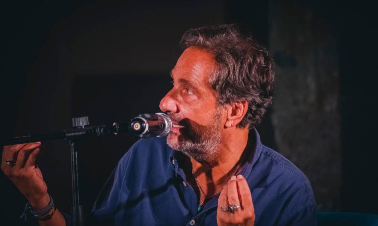 Recananti, "Uomini, virus e pandemie" : Tozzi presenta il nuovo libro