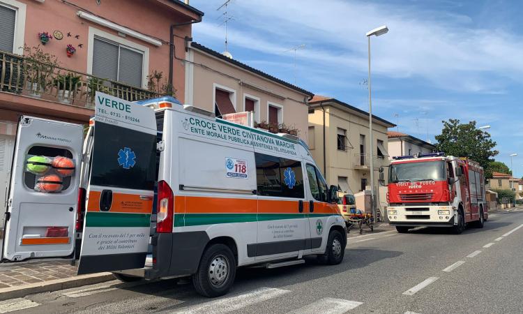 Civitanova, donna cade in casa: intervengono i vigili del fuoco e il 118
