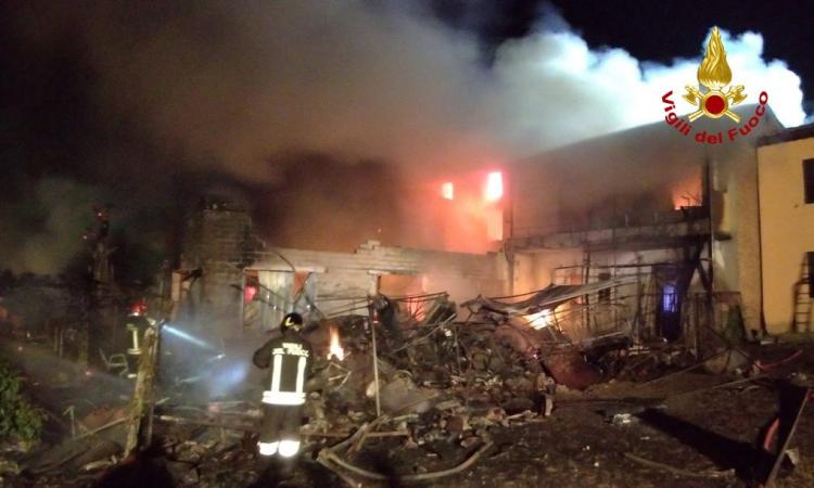 Inferno di fuoco a Cerreto d'Esi, esplodono bombole a gas: in fiamme palazzina a 2 piani Inferno di fuoco a Cerreto d'Esi, esplodono bombole a gas: in fiamme palazzina a 2 piani