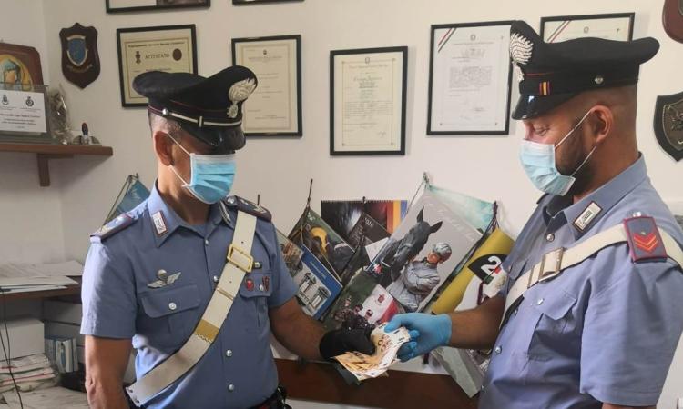 Macerata, alla vista dei militari ingoia ovuli di eroina: arrestato pusher 37enne