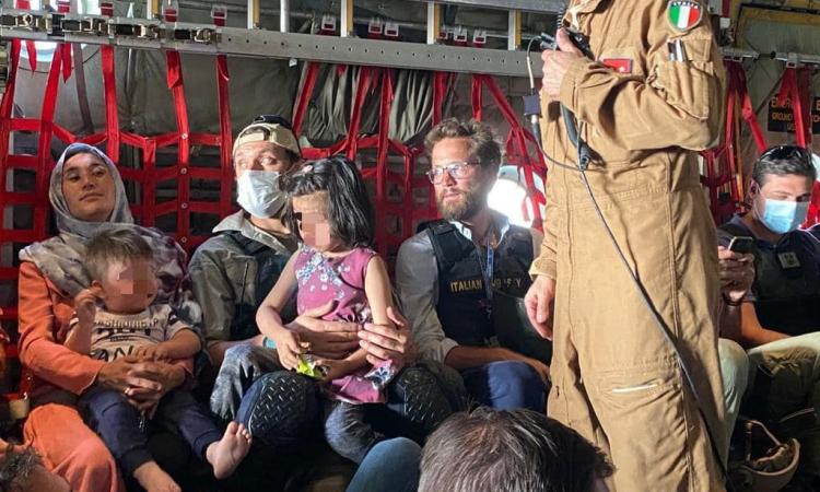 Afghanistan, il console Claudi è arrivato in Italia: ieri ha lasciato Kabul con l'ultimo volo italiano