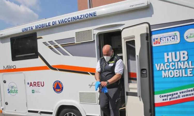 Vaccini, il camper fa tappa a Camerino. Sborgia: "Un atto d'amore per se stessi e gli altri" Vaccini, il camper fa tappa a Camerino. Sborgia: "Un atto d'amore per se stessi e gli altri"
