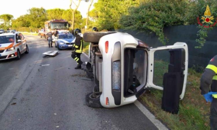 Pollenza, perde il controllo dell'auto che si ribalta: una donna trasportata all'ospedale