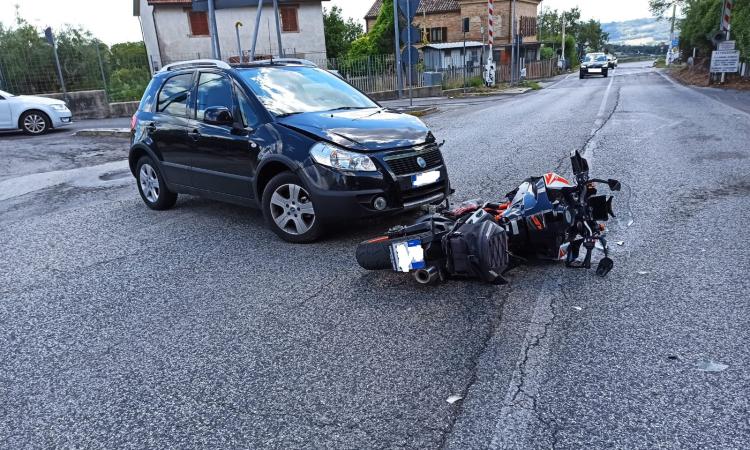 Macerata, scontro tra auto e moto in via Roma: centauro in codice rosso a Torrette (VIDEO e FOTO)