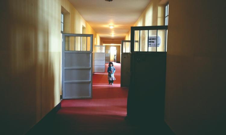 "L'abbraccio indimenticabile con una piccola bimba afghana": il ricordo del fotoreporter Guido Picchio