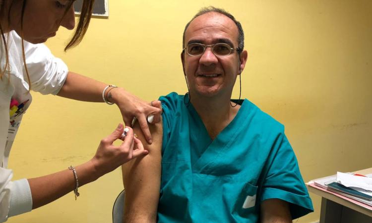 "I vaccini che stiamo usando non modificano il codice genetico": il dottor Sartelli fa chiarezza