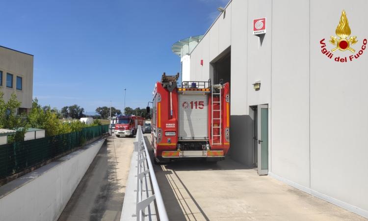 Montecosaro, un macchinario prende fuoco in azienda: arrivano i vigili del fuoco