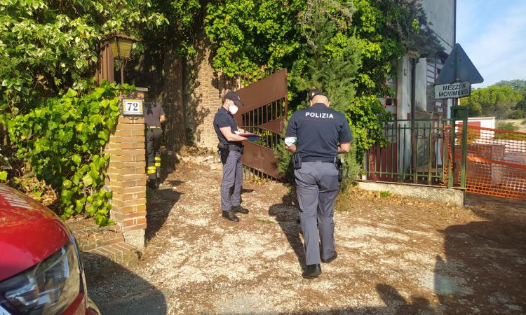 Giallo a Macerata, macabra scoperta in una villetta: rinvenuti tre cadaveri. Intera famiglia trovata morta (VIDEO e FOTO) Giallo a Macerata, macabra scoperta in una villetta: rinvenuti tre cadaveri. Intera famiglia trovata morta (VIDEO e FOTO)