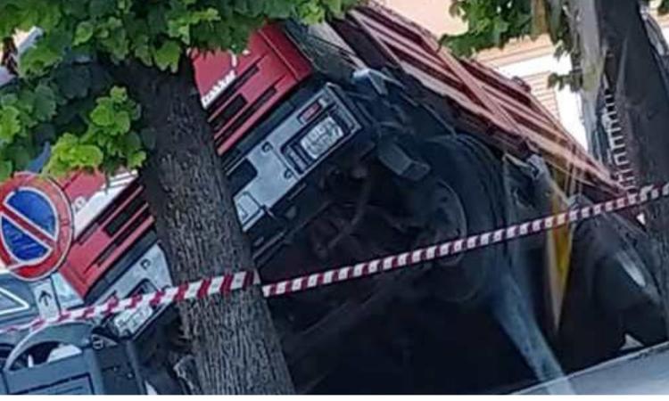 San Severino, si apre una voragine: camion sprofonda San Severino, si apre una voragine: camion sprofonda
