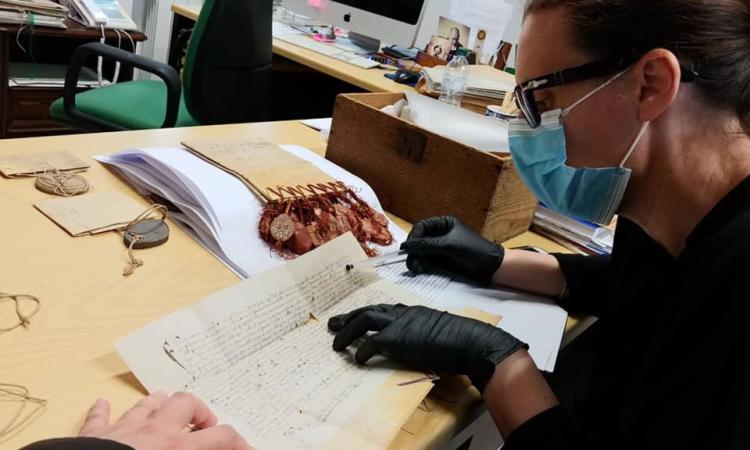 Potenza Picena, torna il laboratorio di Paleografia: al vaglio le pergamene delle Clarisse Potenza Picena, torna il laboratorio di Paleografia: al vaglio le pergamene delle Clarisse