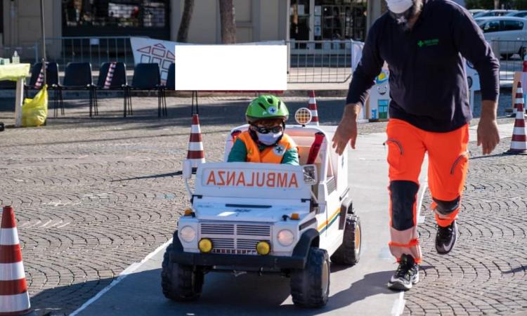 Civitanova, bimbi a lezione dai volontari:torna la Croceverdopoli Civitanova, bimbi a lezione dai volontari:torna la Croceverdopoli