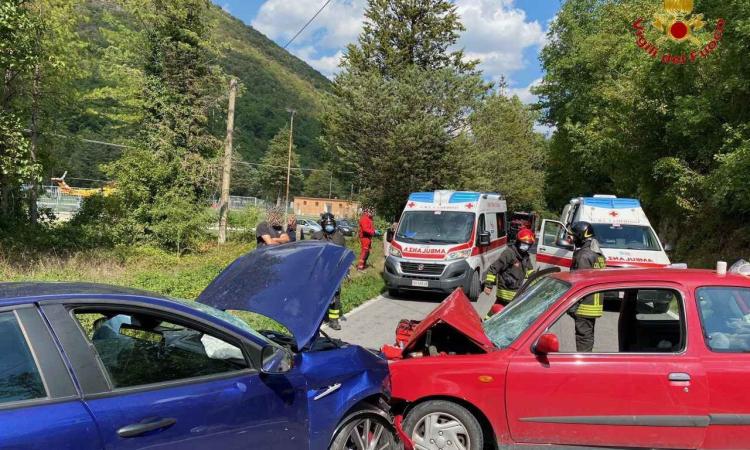 Sefro, scontro frontale tra due auto: donna estratta dalle lamiere e soccorsa in eliambulanza