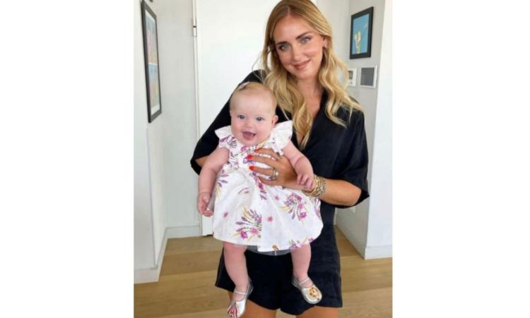 Chiara Ferragni posta un selfie con sua figlia Vittoria: boom di ordini da tutto il mondo per Momy Popy