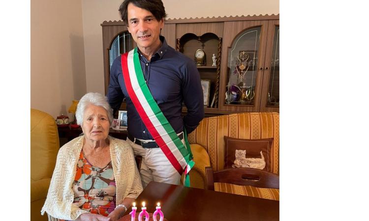 Appignano, Maria Verdicchio spegne 100 candeline: visita del sindaco per gli auguri