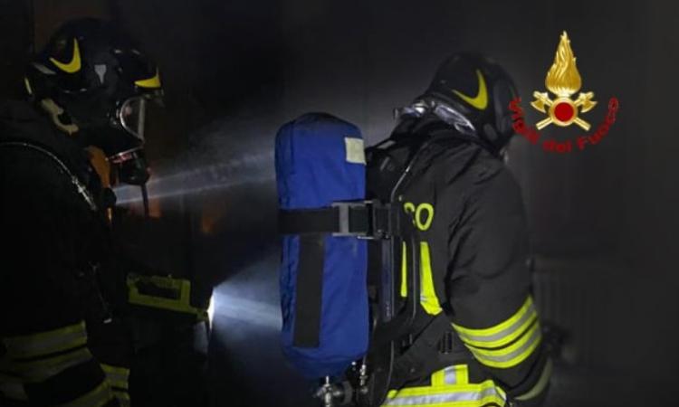Tolentino, lascia sigaretta accesa vicino al materasso e si addormenta: a fuoco camera da letto