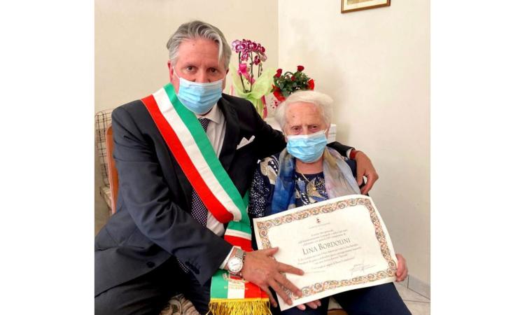 Tolentino ha una nuova centenaria: Lina Bordolini festeggiata anche dal sindaco