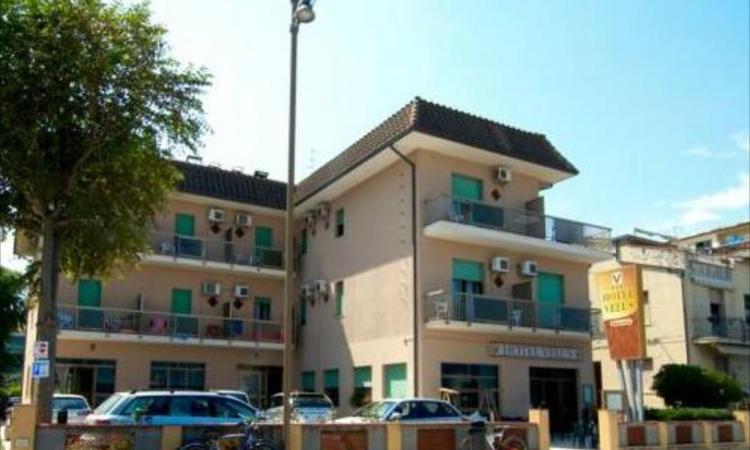 Civitanova, malore fatale: turista trovato senza vita sul balcone dell'Hotel