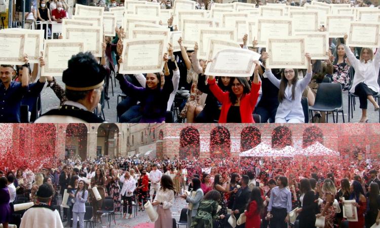 Macerata, la piazza si colora di rosso: coriandoli per festeggiare i laureati Unimc (FOTOGALLERY)