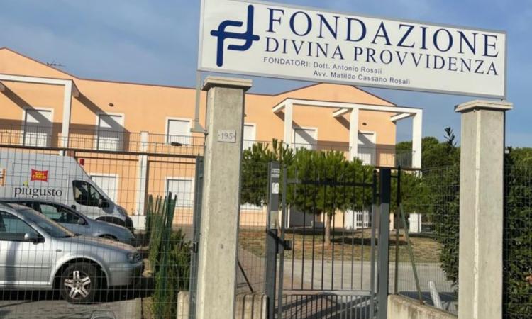 Bidelli "no green pass" in sciopero: salta primo giorno di scuola in una primaria di Porto Potenza Picena Bidelli "no green pass" in sciopero: salta primo giorno di scuola in una primaria di Porto Potenza Picena
