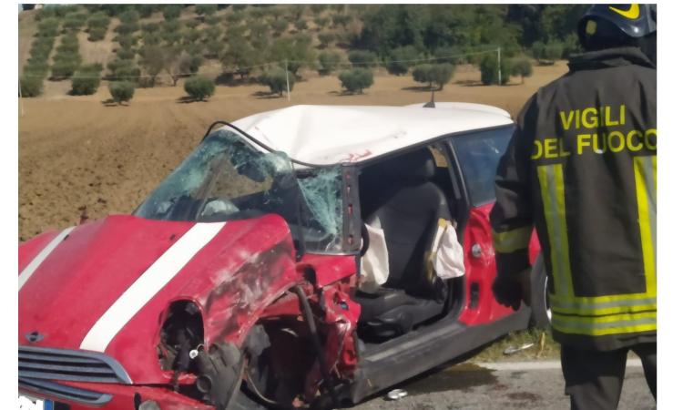 Macerata, schianto tra auto e camion: uomo estratto dalle lamiere e trasferito a Torrette (Video e Foto)