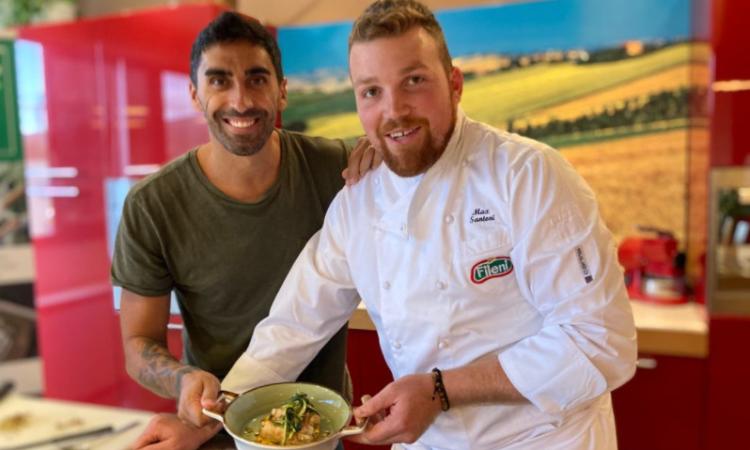 Cingoli, Filippo Magnini in visita alla Fileni tra selfie e una prova ai fornelli Cingoli, Filippo Magnini in visita alla Fileni tra selfie e una prova ai fornelli