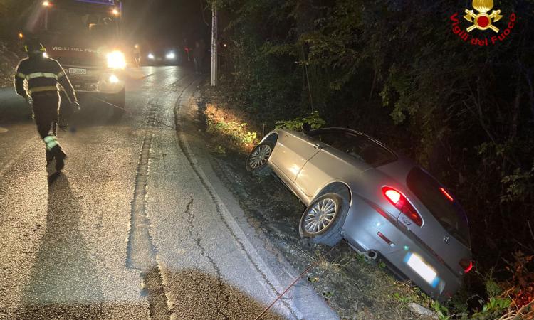 Finiscono con l'auto nel fossato: due persone estratte dall'abitacolo dai Vigili del Fuoco Finiscono con l'auto nel fossato: due persone estratte dall'abitacolo dai Vigili del Fuoco