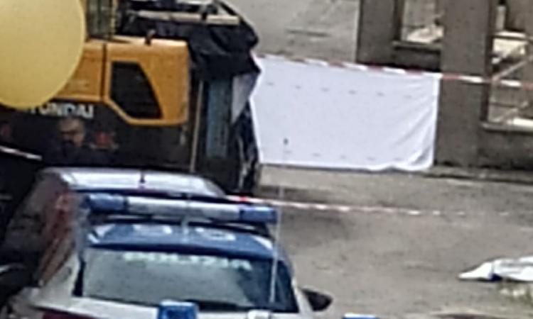 Macerata, dramma al cimitero. Precipita da una struttura: muore una donna Macerata, dramma al cimitero. Precipita da una struttura: muore una donna