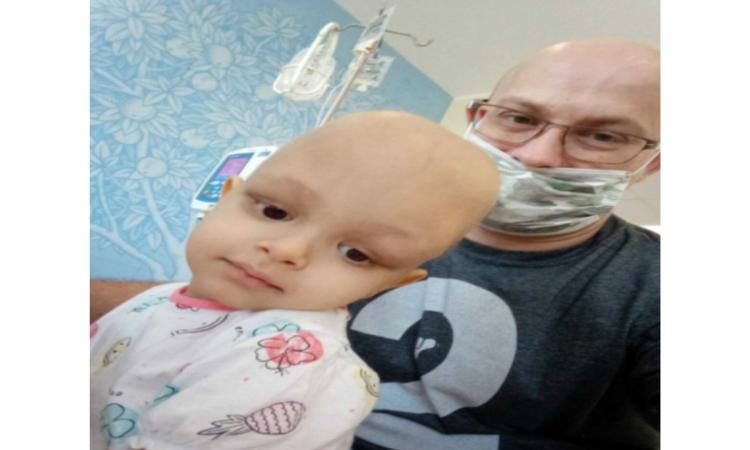 Il papà perde il lavoro per seguire la sua piccola Sara affetta da un raro tumore