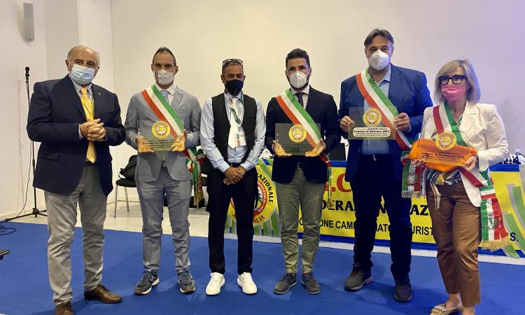 Cingoli si tinge di giallo: al "Salone del Camper" al Comune viene assegnata la "Bandiera Gialla" Cingoli si tinge di giallo: al "Salone del Camper" al Comune viene assegnata la "Bandiera Gialla"