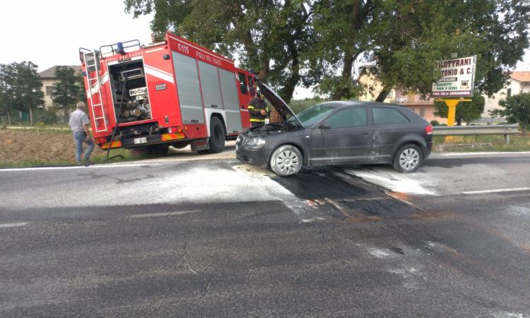 Treia, auto in fiamme durante la corsa: paura per una donna (FOTO)