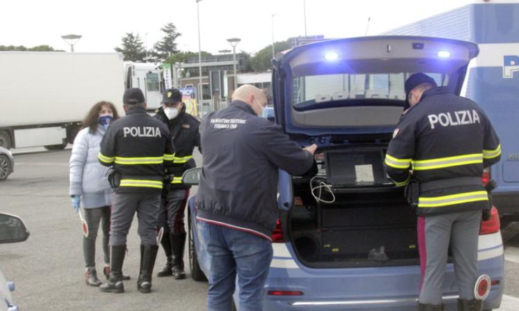 Tre giovani afghani viaggiano dalla Serbia a Civitanova nascosti in un tir: rintracciati dalla Polizia Tre giovani afghani viaggiano dalla Serbia a Civitanova nascosti in un tir: rintracciati dalla Polizia