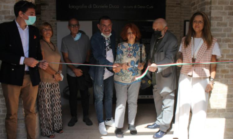 Macerata, il Corridoio Innocenziano ospita la mostra di fotografie di Daniele Duca “Da vicino”