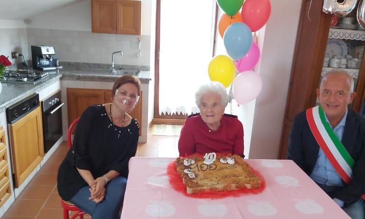 Civitanova festeggia il secolo di vita di Dorina Ciarapica Civitanova festeggia il secolo di vita di Dorina Ciarapica