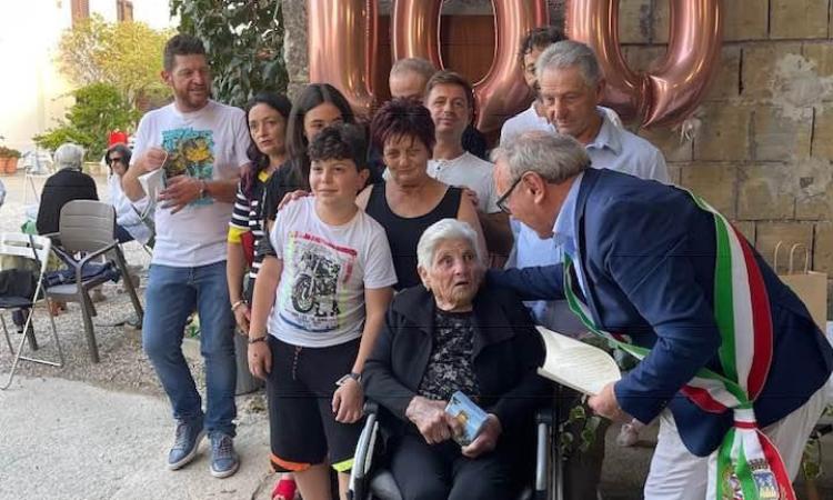 Bice Cammertoni spegne 100 candeline: è festa a Treia Bice Cammertoni spegne 100 candeline: è festa a Treia