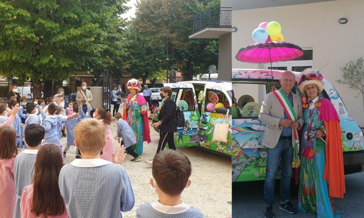 Il colorato taxi di Zia Caterina fa tappa a Caldarola: l'incontro con i bimbi della "De Magistris" Il colorato taxi di Zia Caterina fa tappa a Caldarola: l'incontro con i bimbi della "De Magistris"