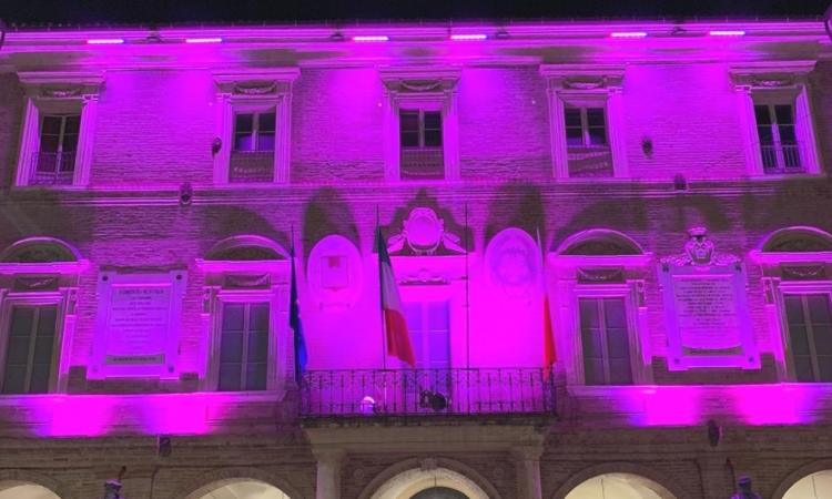 San Severino, tumore al seno: il palazzo comunale si tinge di rosa