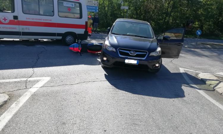San Severino, scontro all'incrocio tra un'auto e uno scooter: ferito un giovane settempedano