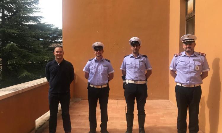Macerata, due nuovi agenti a tempo indeterminato: "Linfa per monitoraggio e sicurezza" Macerata, due nuovi agenti a tempo indeterminato: "Linfa per monitoraggio e sicurezza"