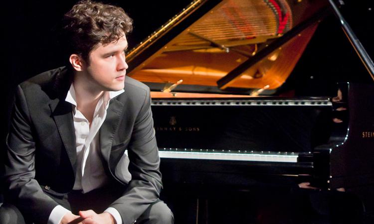 Tolentino, il talentuoso pianista Nicola Losito in concerto al Politeama sulle note di Beethoven e Liszt Tolentino, il talentuoso pianista Nicola Losito in concerto al Politeama sulle note di Beethoven e Liszt