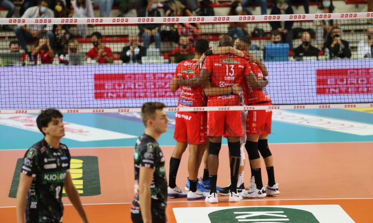Lube, l'esordio è senza affanni: a Padova Civitanova si impone in tre set, De Cecco è il migliore Lube, l'esordio è senza affanni: a Padova Civitanova si impone in tre set, De Cecco è il migliore