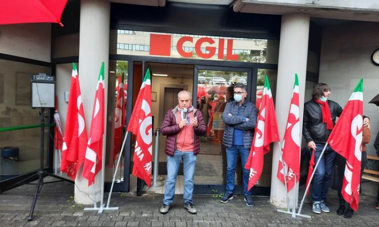 Oltre 200 davanti alla Cgil per dire no alle violenze: "rafforzare l'impegno antifascista" Oltre 200 davanti alla Cgil per dire no alle violenze: "rafforzare l'impegno antifascista"