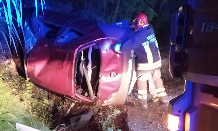 Macerata, perde il controllo dell'auto e si ribalta: uomo estratto dai Vigili del fuoco (FOTO)