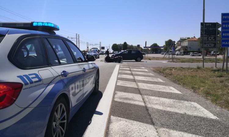 Macerata, nel 2021 sono 131 le patenti ritirate e ben 604 le multe a chi usa il cellulare alla guida Macerata, nel 2021 sono 131 le patenti ritirate e ben 604 le multe a chi usa il cellulare alla guida
